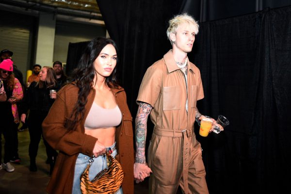 600px x 400px - Megan Fox Wraps Her Legs and Lips Around Machine Gun Kelly, Meanwhile We  Wrap Our Lips Around Another Cheeseburger