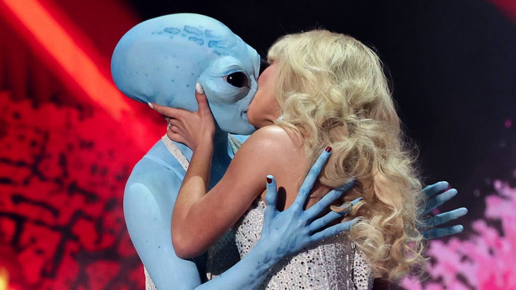 Sabrina Carpenter VMA Alien Makeout