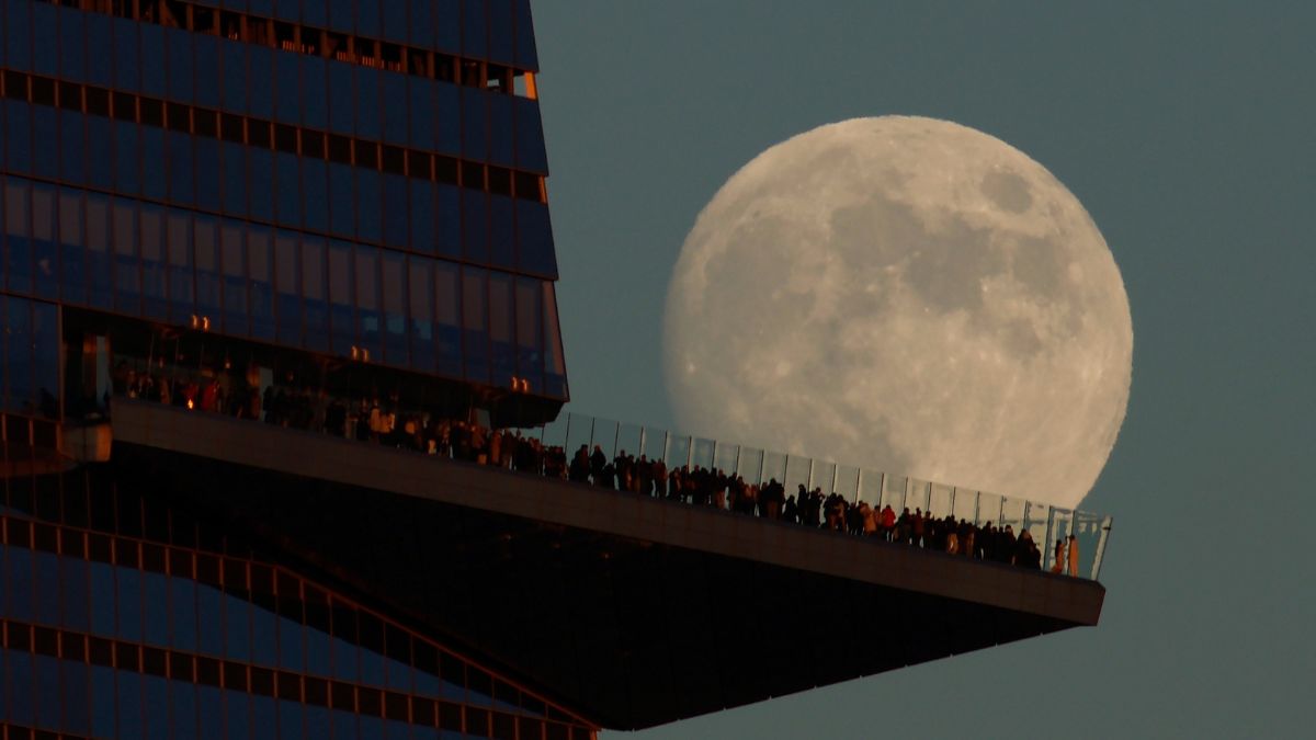 What Time & Date Will the Final Supermoon of 2024 Rise? Mandatory