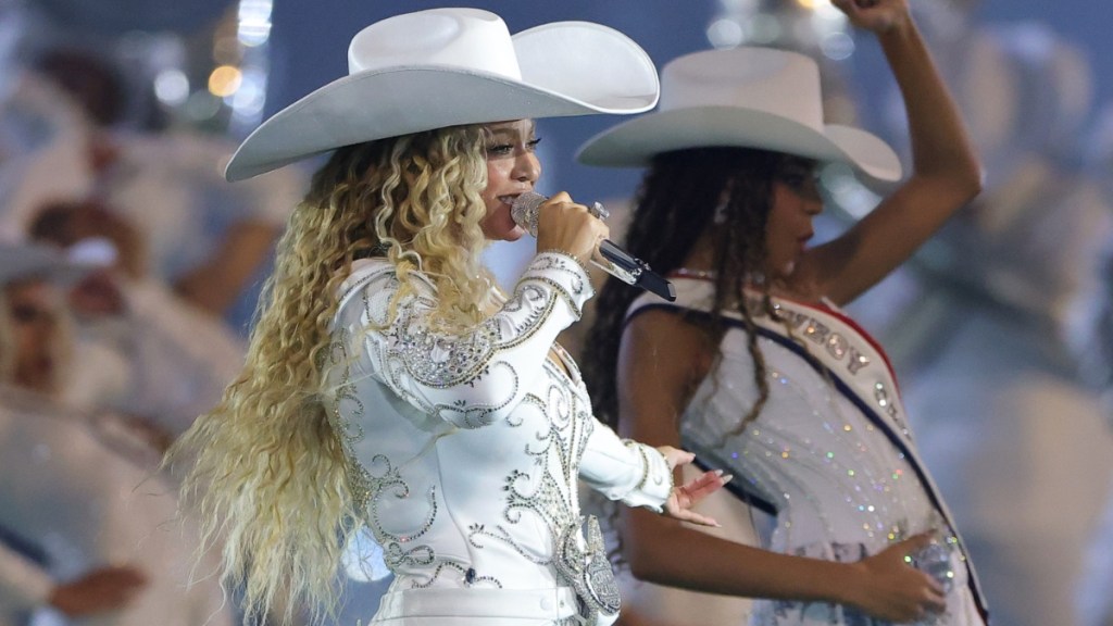 Beyoncé Brings Blue Ivy to Perform at NFL Christmas Halftime Show