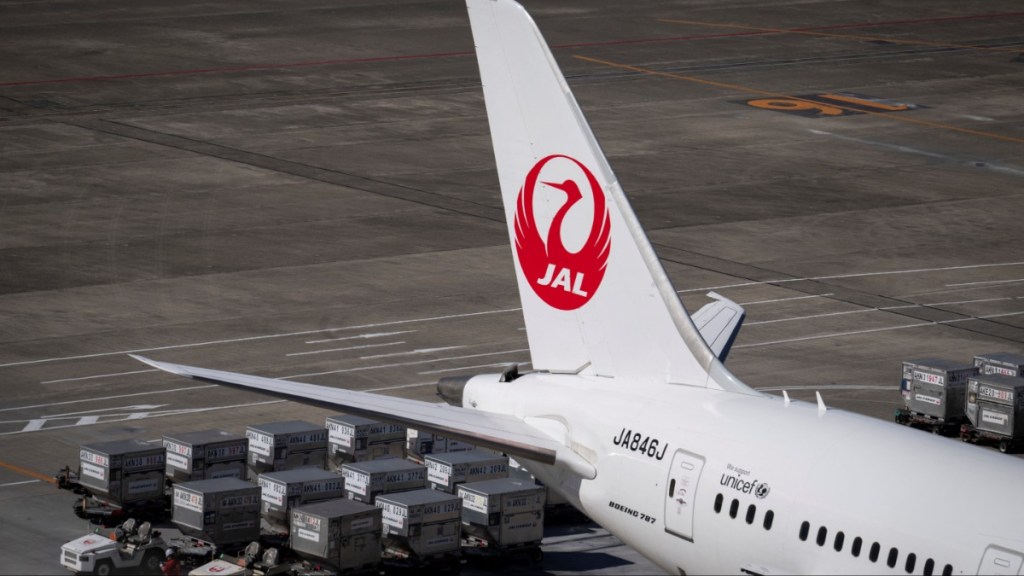 Delta plane Japan Airlines