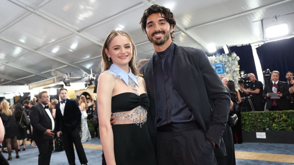 Joey King Taylor Zakhar Perez SAG Awards